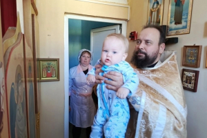 Шесть младенцев из центра «Маленькая страна» приняли Крещение