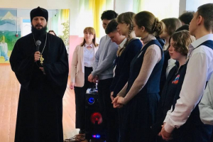 Настоятель Преображенского храма принял участие в школьной линейке