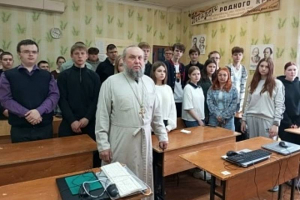 Благочинный Троснянско-Кромского округа провел занятие для старшеклассников