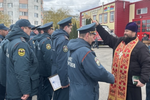Орловские пожарные отметили 377-летие пожарной охраны России и получили новую освященную технику