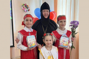 Воспитанники воскресной школы Свято-Введенского монастыря посетили социальное учреждение