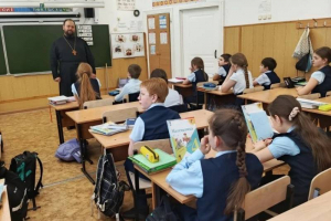 Клирик Богоявленского собора провел занятие для гимназистов Клирик Богоявленского собора провел занятие для гимназистов