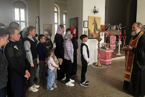 Настоятель Крестовоздвиженского храма провел экскурсию для школьников