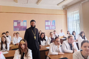 Настоятель Покровского храма встретился со студентами