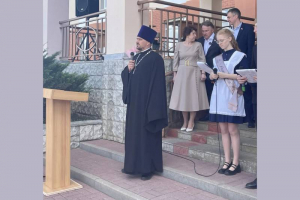 Настоятель храм святого Александра Невского благословил выпускников Настоятель храм святого Александра Невского благословил выпускников