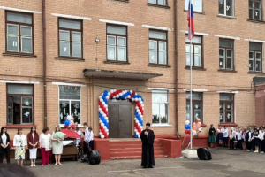 Клирик Свято-Троицкого храма принял участие в праздничных мероприятиях по случаю «Последнего звонка» Клирик Свято-Троицкого храма принял участие в праздничных мероприятиях по случаю «Последнего звонка»