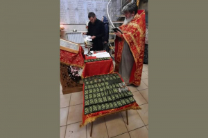 В храме святого Александра Невского освятили новую партию шевронов для бойцов
