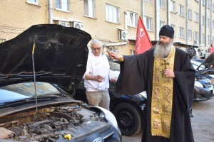 Благочинный монастырей Орловской епархии освятил автомобили для бойцов СВО