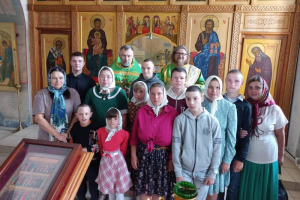 Юные воспитанники социального учреждения посетили Свято-Троицкий храм Юные воспитанники социального учреждения посетили Свято-Троицкий храм