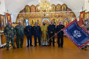 Настоятель храма Вознесения Господня освятил казачье знамя Настоятель храма Вознесения Господня освятил казачье знамя