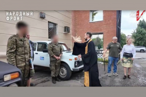 Настоятель храма иконы Божией Матери «Взыскание погибших» освятил автомобили для защитников