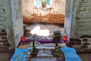 Настоятель Покровского храма совершил Божественную литургию в руинированном храме Настоятель Покровского храма совершил Божественную литургию в руинированном храме