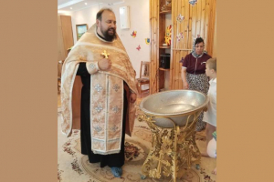 Клирик Богоявленского собора крестил малышей Клирик Богоявленского собора крестил малышей