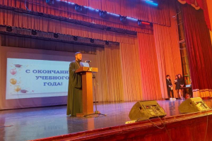 Настоятель Покровского храма поздравил выпускников медицинского колледжа Настоятель Покровского храма поздравил выпускников медицинского колледжа