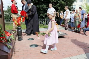 Настоятель Свято-Никольского храма принял участие в митинге в честь освобождения Хотынецкого района Настоятель Свято-Никольского храма принял участие в митинге в честь освобождения Хотынецкого района