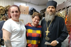Мценские волонтеры поблагодарили прихожан Свято-Троицкого храма за помощь в изготовлении маскировочных сетей