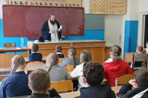 Настоятель Свято-Троицкого храма освятил школу в селе Кривчиково