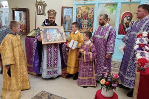 В Тихвинском храме села Кутафино освятили новые иконы