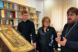 Из Донецка в Орёл: старинную плащаницу передали в дар епархиальному музею