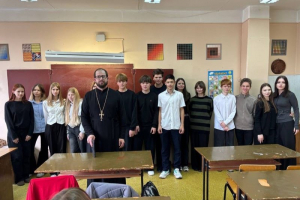 Клирик Смоленского храма поговорил со школьниками о вере и духовных ценностях Клирик Смоленского храма поговорил со школьниками о вере и духовных ценностях