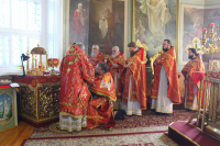 В праздник Преполовения Пятидесятницы митрополит Орловский и Болховский Тихон возглавил Божественную литургию в Ахтырском кафедральном соборе Орла. 13 мая 2020 г.