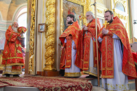 В праздник Преполовения Пятидесятницы митрополит Орловский и Болховский Тихон возглавил Божественную литургию в Ахтырском кафедральном соборе Орла. 13 мая 2020 г.