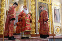 В праздник Преполовения Пятидесятницы митрополит Орловский и Болховский Тихон возглавил Божественную литургию в Ахтырском кафедральном соборе Орла. 13 мая 2020 г.
