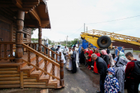 В храме в «Знаменской богатырской заставе» водружен крест на купол и совершена первая Литургия. 19 сентября 2020 г.
