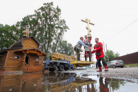 В храме в «Знаменской богатырской заставе» водружен крест на купол и совершена первая Литургия. 19 сентября 2020 г.