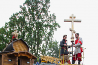 В храме в «Знаменской богатырской заставе» водружен крест на купол и совершена первая Литургия. 19 сентября 2020 г.