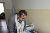В Великую Субботу, 27 апреля 2019 г., благочиннный Знаменско-Хотынецкого округа протоиерей Василий Стойка вместе с волонтёрами посетил хоспис в поселке Хотынец