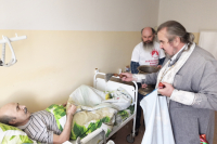 В Великую Субботу, 27 апреля 2019 г., благочиннный Знаменско-Хотынецкого округа протоиерей Василий Стойка вместе с волонтёрами посетил хоспис в поселке Хотынец