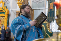 В праздник Похвалы Божией Матери (Субботу Акафиста) митрополит Орловский и Болховский Тихон совершил Божественную литургию в Свято-Никольском храме города Орла. 9 апреля 2022 г.