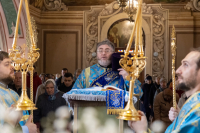 В праздник Похвалы Божией Матери (Субботу Акафиста) митрополит Орловский и Болховский Тихон совершил Божественную литургию в Свято-Никольском храме города Орла. 9 апреля 2022 г.