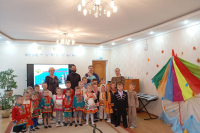 Орловский священник побывал на празднике у дошколят