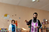 В детском саду №75 города Орла состоялся чин освящения, который совершил руководитель сектора дошкольного образования отдела религиозного образования и катехизации Орловской епархии иерей Максим Кондрашин. 21 февраля 2025 года.