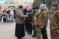 Торжественные проводы бойцов, отправляющихся на службу по контракту, прошли у здания администрации Советского района. 21 февраля 2025 года, г.Орел