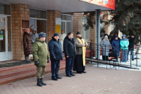 Торжественные проводы бойцов, отправляющихся на службу по контракту, прошли у здания администрации Советского района. 21 февраля 2025 года, г.Орел