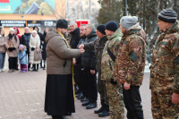 Торжественные проводы бойцов, отправляющихся на службу по контракту, прошли у здания администрации Советского района. 21 февраля 2025 года, г.Орел