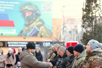 Торжественные проводы бойцов, отправляющихся на службу по контракту, прошли у здания администрации Советского района. 21 февраля 2025 года, г.Орел