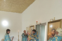 В строящемся храме преподобного Макария Алтайского состоялась первая Божественная литургия