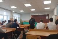Клирик Богоявленского собора провел занятие для старшеклассников
