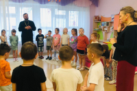 Настоятель храма мучениц Веры, Надежды, Любови и матери их Софии рассказал малышам об ангелах