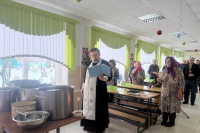 Настоятель храма святых Афанасия и Кирилла посетил подопечных социального центра Настоятель храма святых Афанасия и Кирилла посетил подопечных социального центра