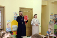 Настоятель храма мучениц Веры, Надежды, Любови и матери их Софии продолжает знакомить малышей с богослужебными книгами Настоятель храма мучениц Веры, Надежды, Любови и матери их Софии продолжает знакомить малышей с богослужебными книгами