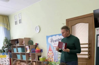Настоятель храма мучениц Веры, Надежды, Любови и матери их Софии продолжает знакомить малышей с богослужебными книгами Настоятель храма мучениц Веры, Надежды, Любови и матери их Софии продолжает знакомить малышей с богослужебными книгами