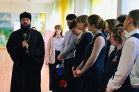 Настоятель Преображенского храма принял участие в школьной линейке 