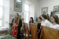 Клирик Свято-Троицкого храма освятил сувениры для бойцов СВО Клирик Свято-Троицкого храма освятил сувениры для бойцов СВО