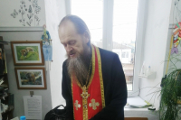 Клирик Свято-Троицкого храма освятил сувениры для бойцов СВО Клирик Свято-Троицкого храма освятил сувениры для бойцов СВО