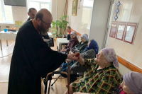 Настоятель Вознесенского храма поздравил пожилых подопечных с Пасхой Христовой Настоятель Вознесенского храма поздравил пожилых подопечных с Пасхой Христовой